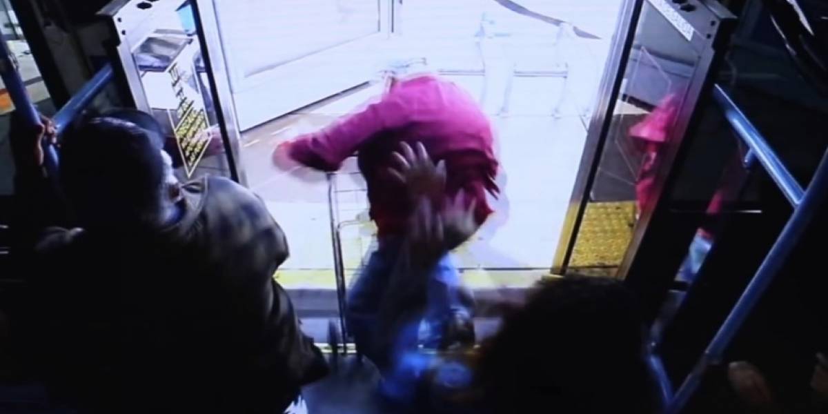 Mujer discutía con pasajeros en una micro y empuja a abuelito que le pidió ser