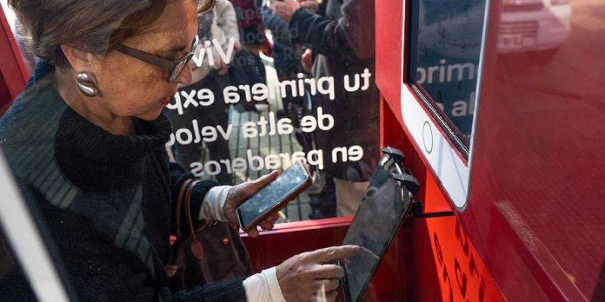 ¿Son realmente con "conexión 5G" los paraderos nuevos de Wom y el Gobierno de Chile?