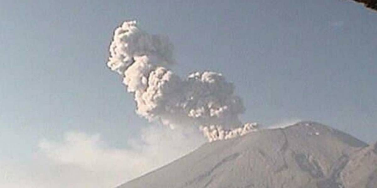 En medio de la contingencia en México, el Popocatépetl estalla y lanza cenizas