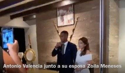Antonio Valencia junto a su esposa