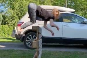 Mujer se convierte en la última sensación viral de las redes sociales por la más insólita razón: corre y salta como un caballo