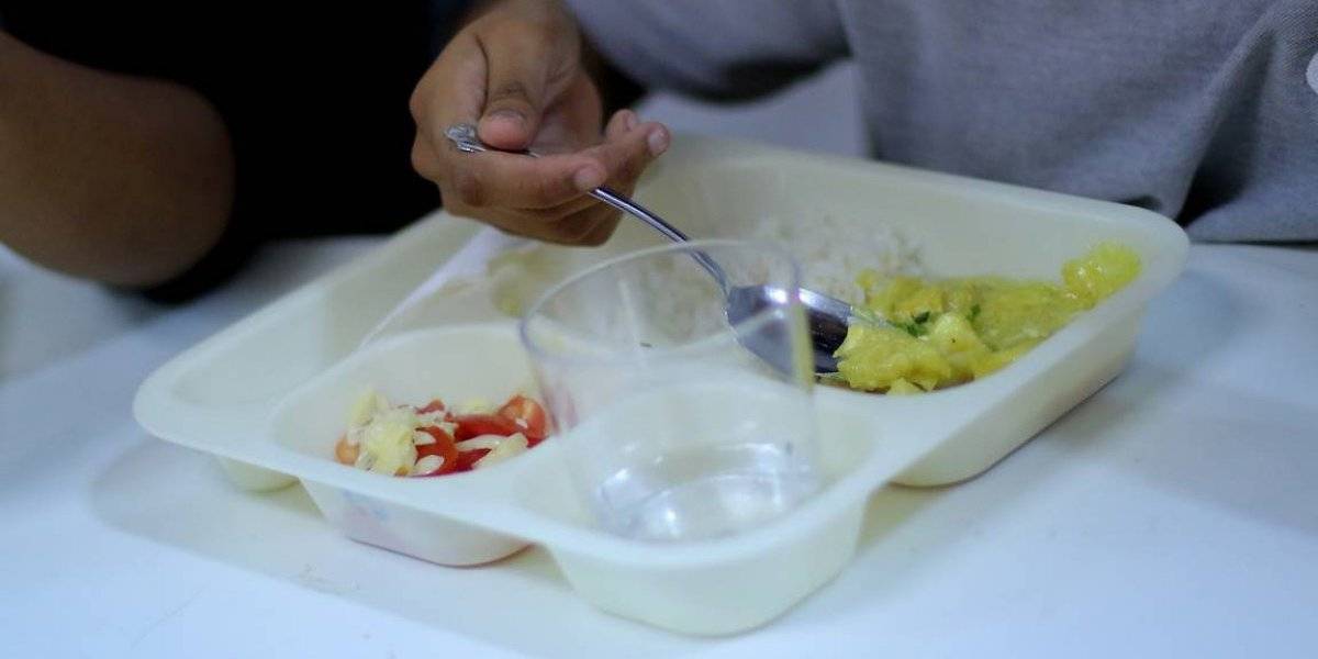 Escuela despide a trabajadora por servir comida a niño sin dinero Escuela despide a trabajadora por servir comida a niño sin dinero