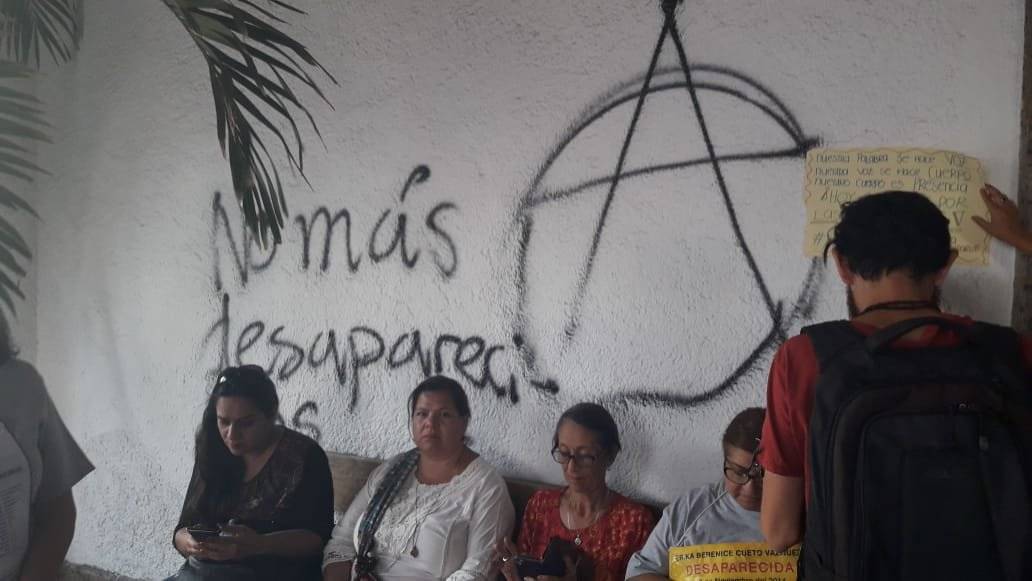 Protestan por los desaparecidos frente a Casa Jalisco; inmueble es vandalizado