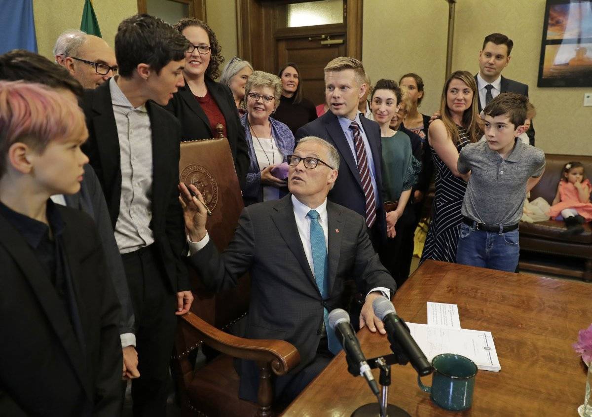 El gobernador de Washington, Jay Inslee, habla con Katrina Spade, fundadora y CEO de Recompose, una compañía que espera usar el compostaje como una alternativa para enterrar o incinerar restos humanos