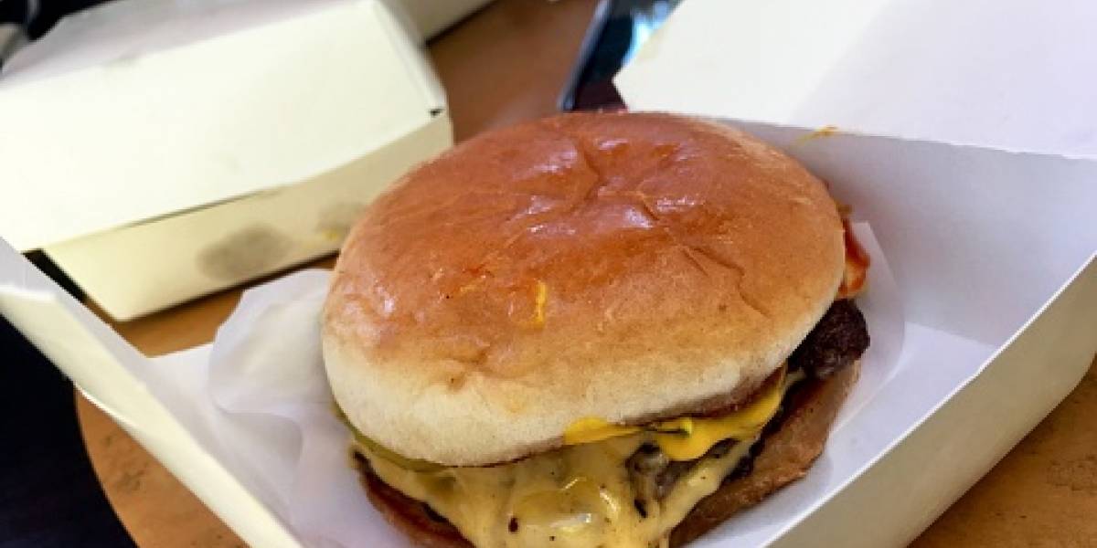 Mujer da a luz en pleno local de comida rápida y luego pidió una hamburguesa para celebrar