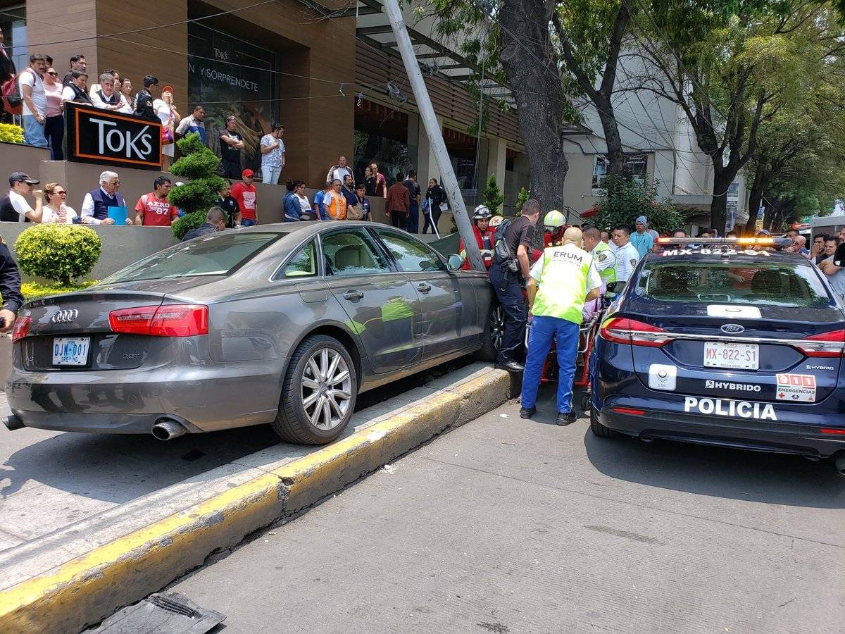 Vehículo en el cual se conducía el embajador de Guatemala en México, Nelson Olivero.