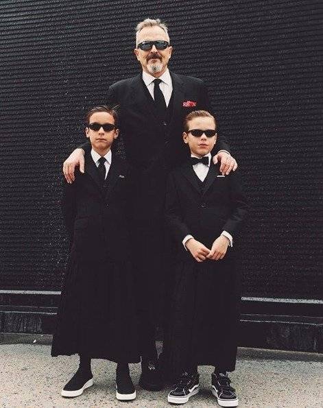 Miguel Bosé con sus hijos