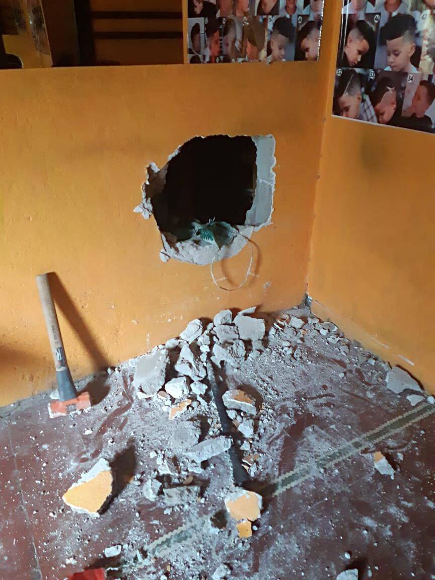 Saqueadores pretendían robar joyería por medio de un boquete