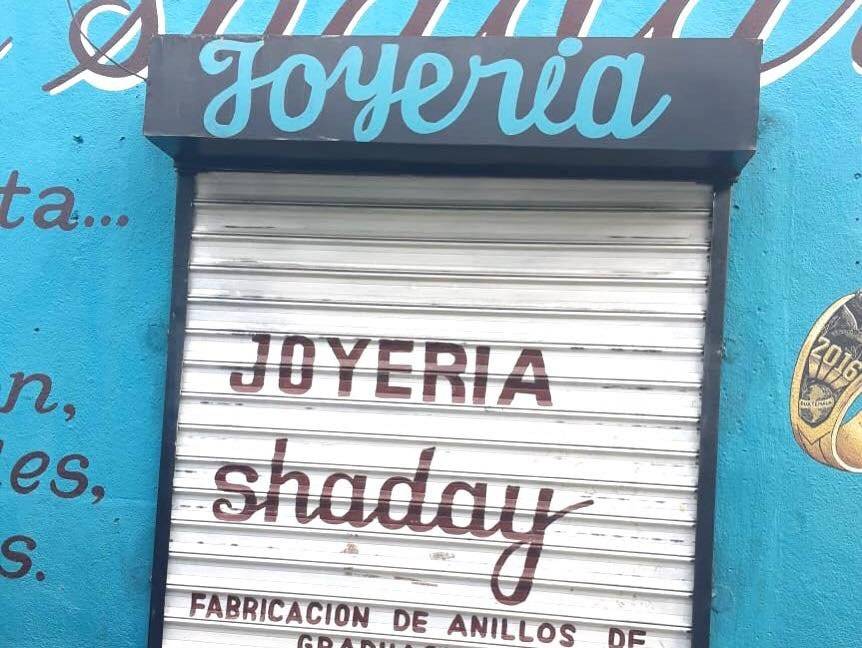 Saqueadores pretendían robar joyería por medio de un boquete