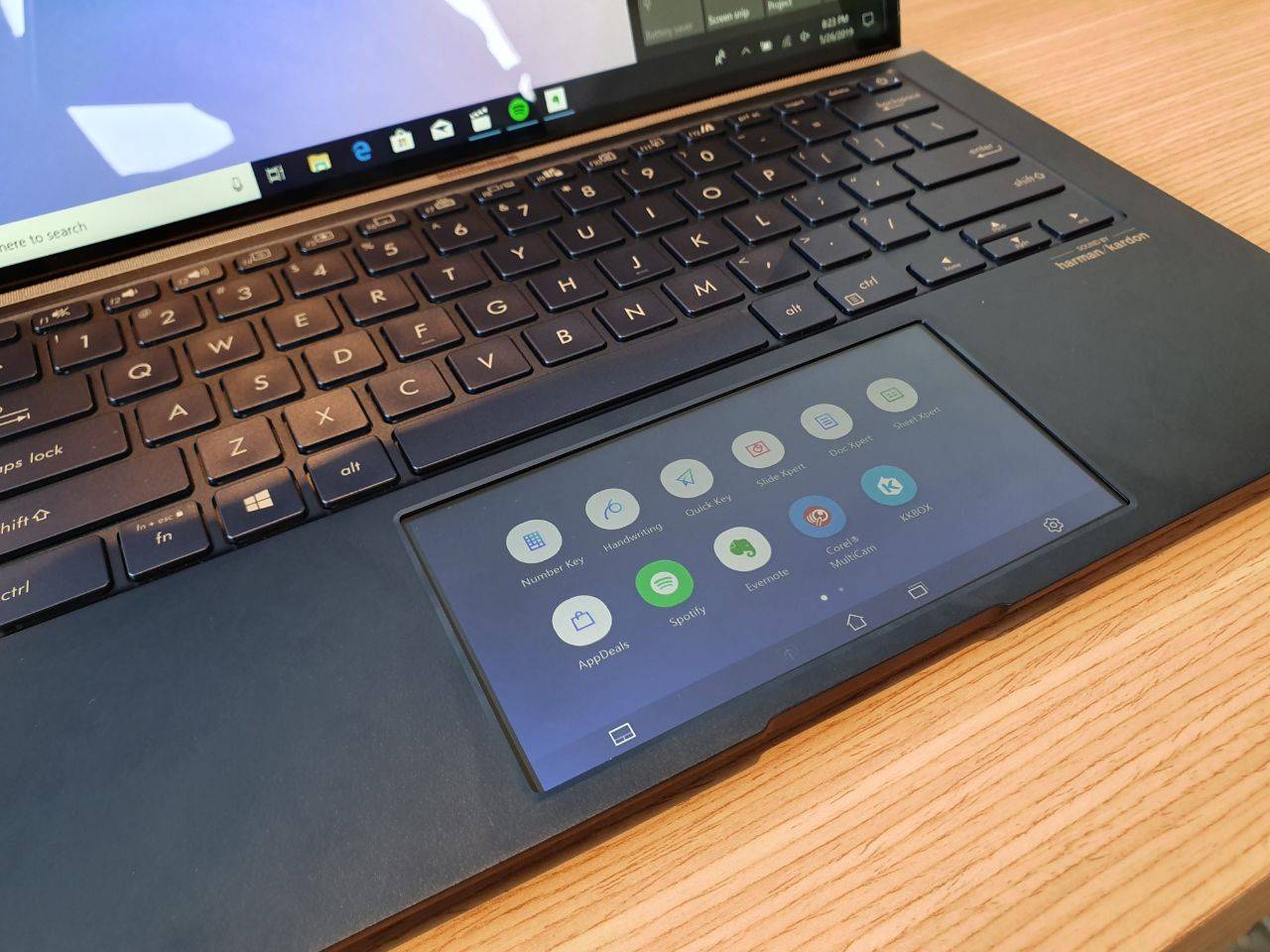 Los notebooks Asus se renuevan: la línea ZenBook ahora tiene pantalla en el touchpad