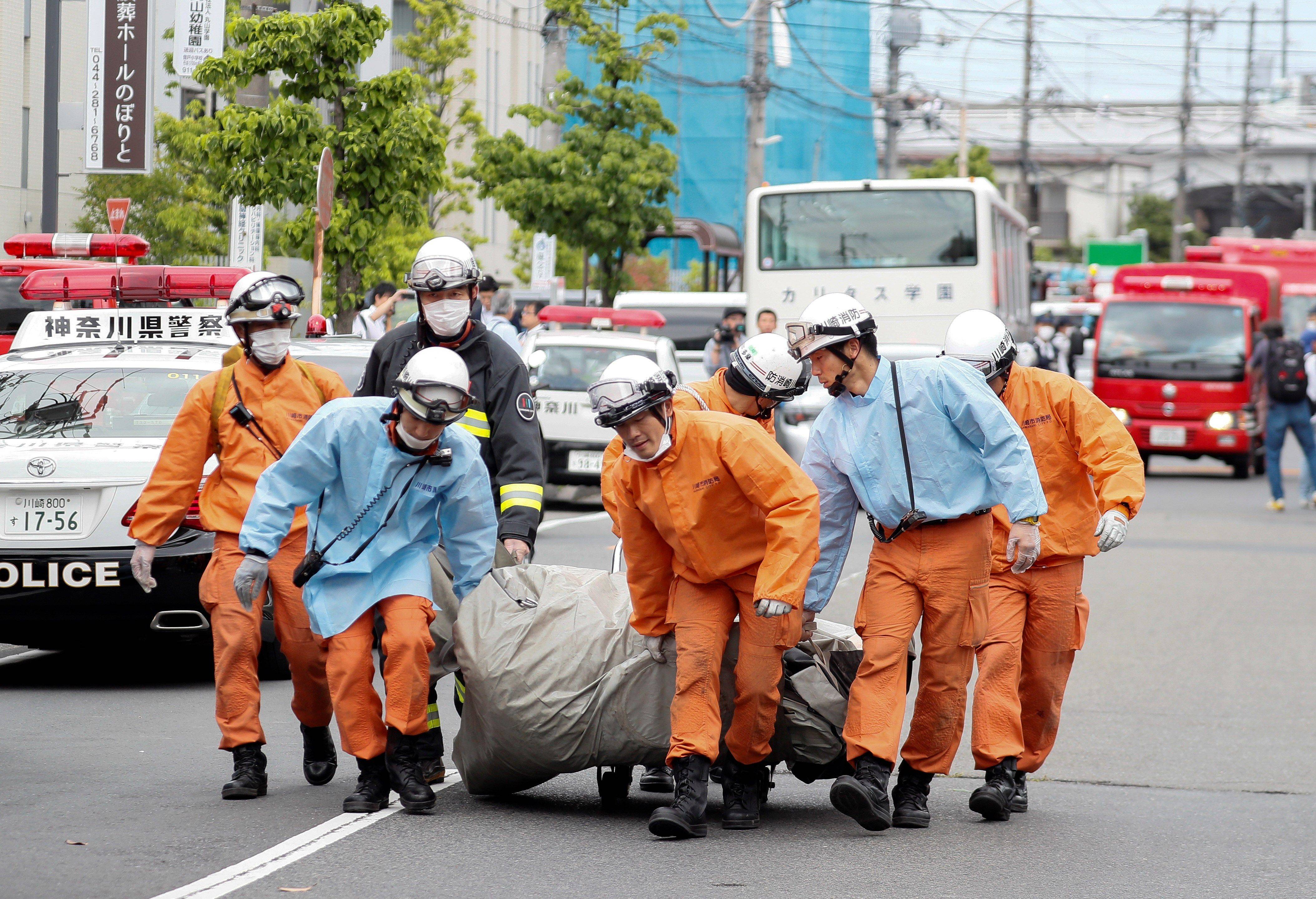 Hombre armado atacó con cuchillo en mano a un grupo de escolares y dejó tres muertos y 19 heridos en Japón Hombre armado atacó con cuchillo en mano a un grupo de escolares y dejó tres muertos y 19 heridos en Japón
