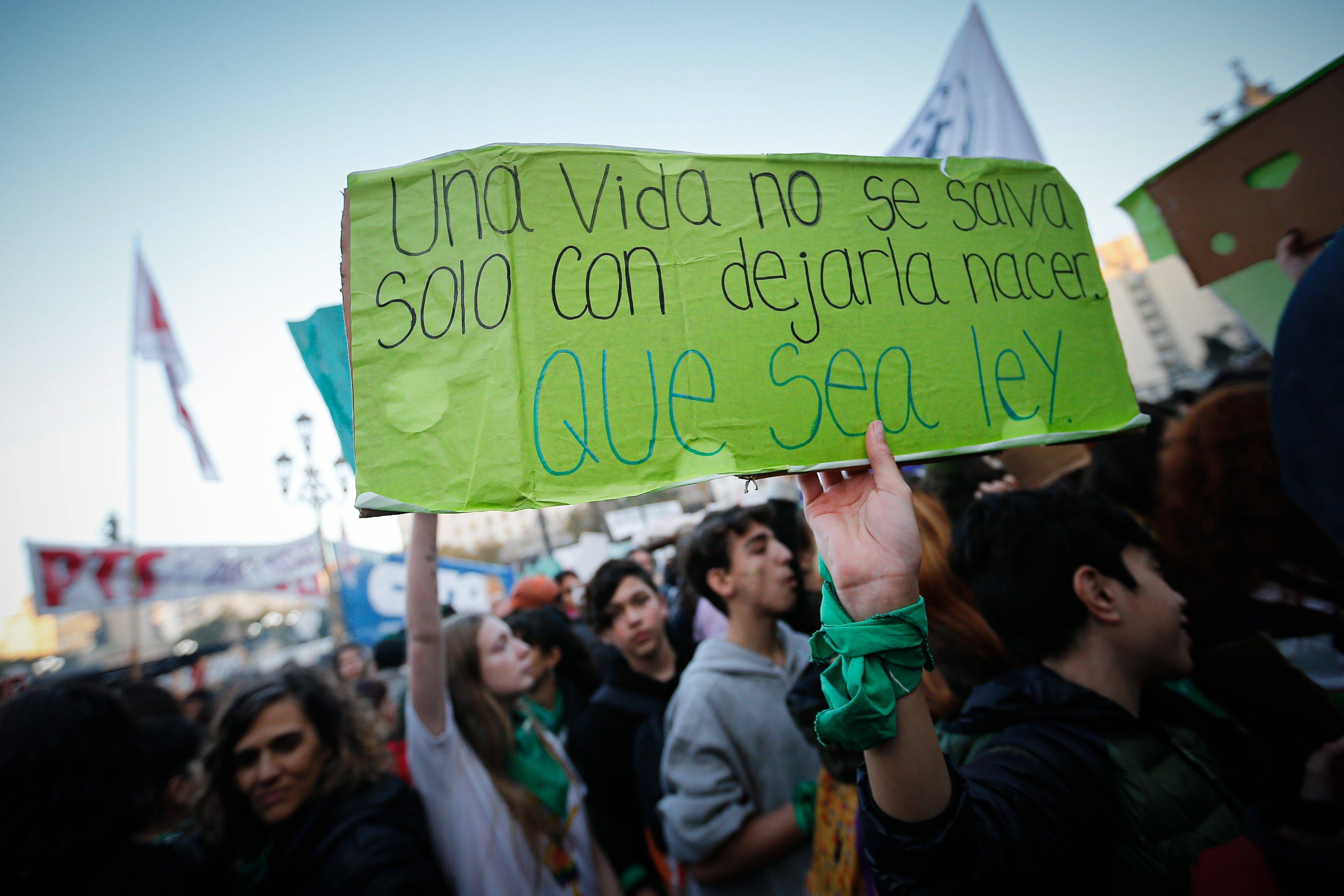 EFE Los pañuelos verdes vuelven a agitarse en Argentina: con masiva marcha presentan nuevo proyecto para legalizar el aborto