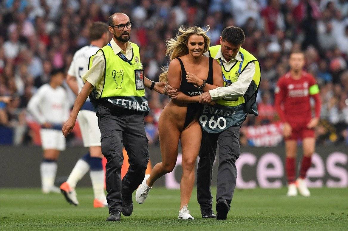 Chica semidesnuda final Champions League