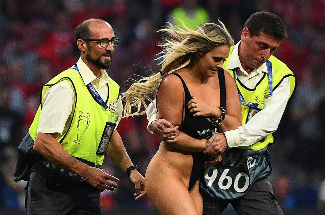 Chicas semidesnuda final Champions League