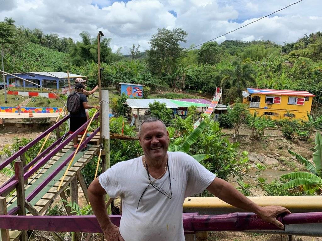 Puente colgante colorido en Adjuntas