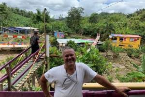 Puente colgante colorido en Adjuntas
