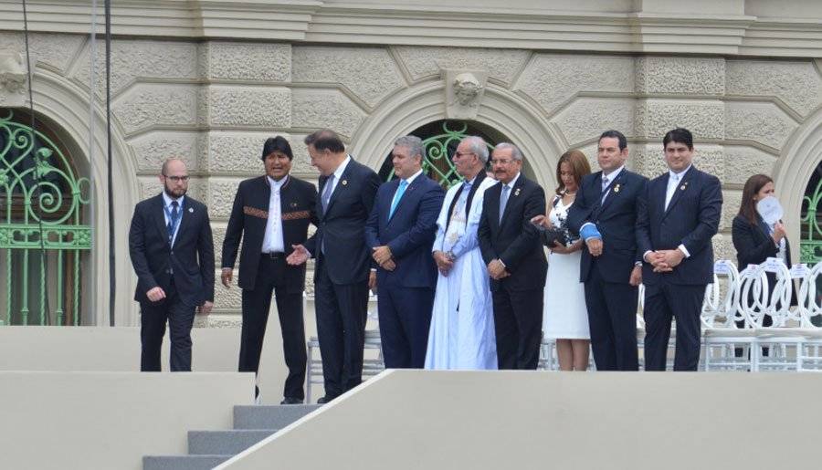 Jimmy Morales acude a atoma de posesión de Bukele