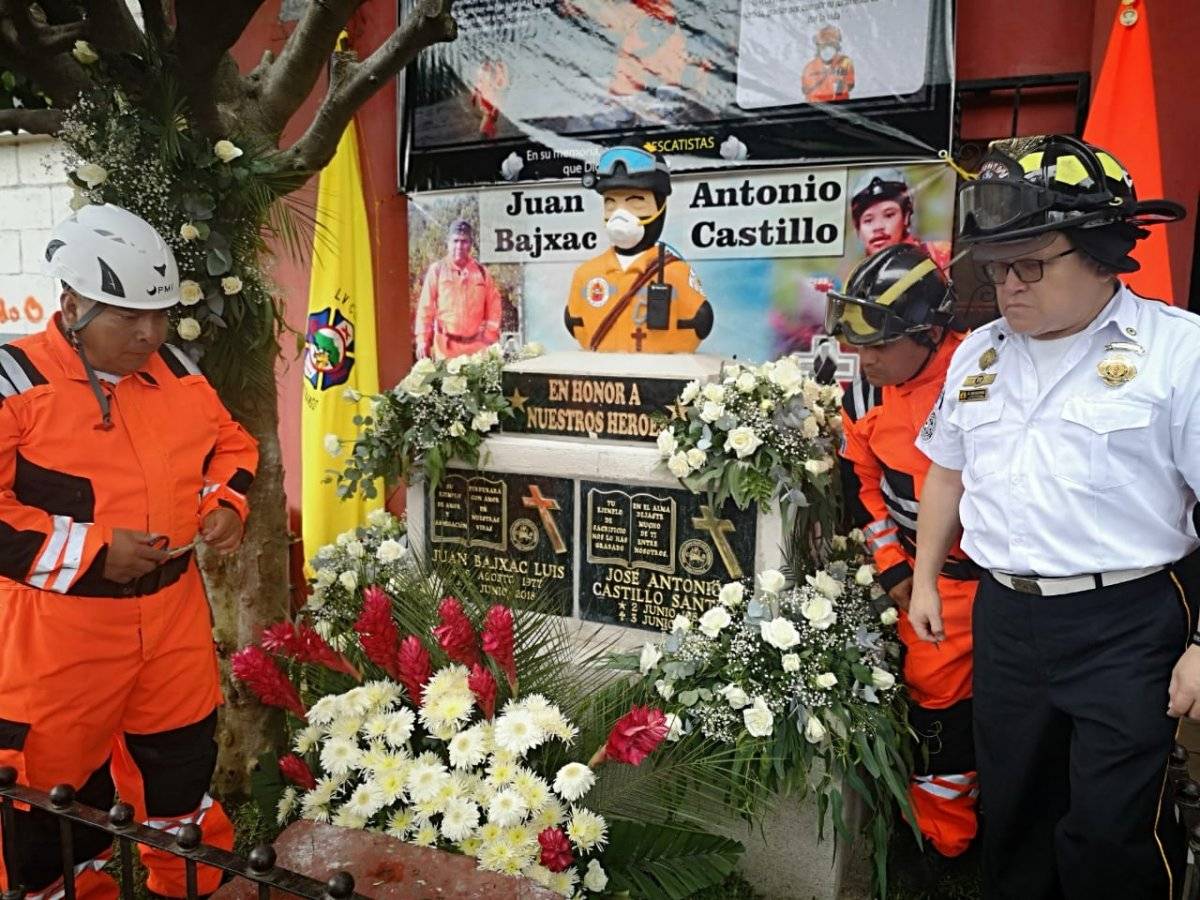 Homenaje a bomberos de San Juan Alotenango
