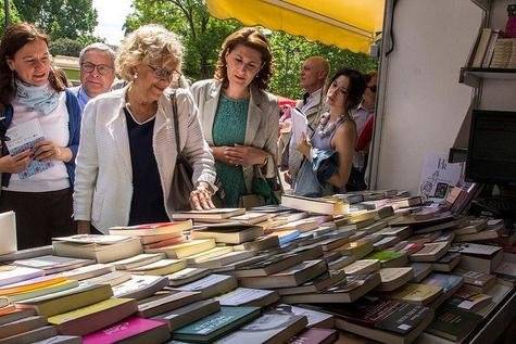 Público en la Feria del libro. 2