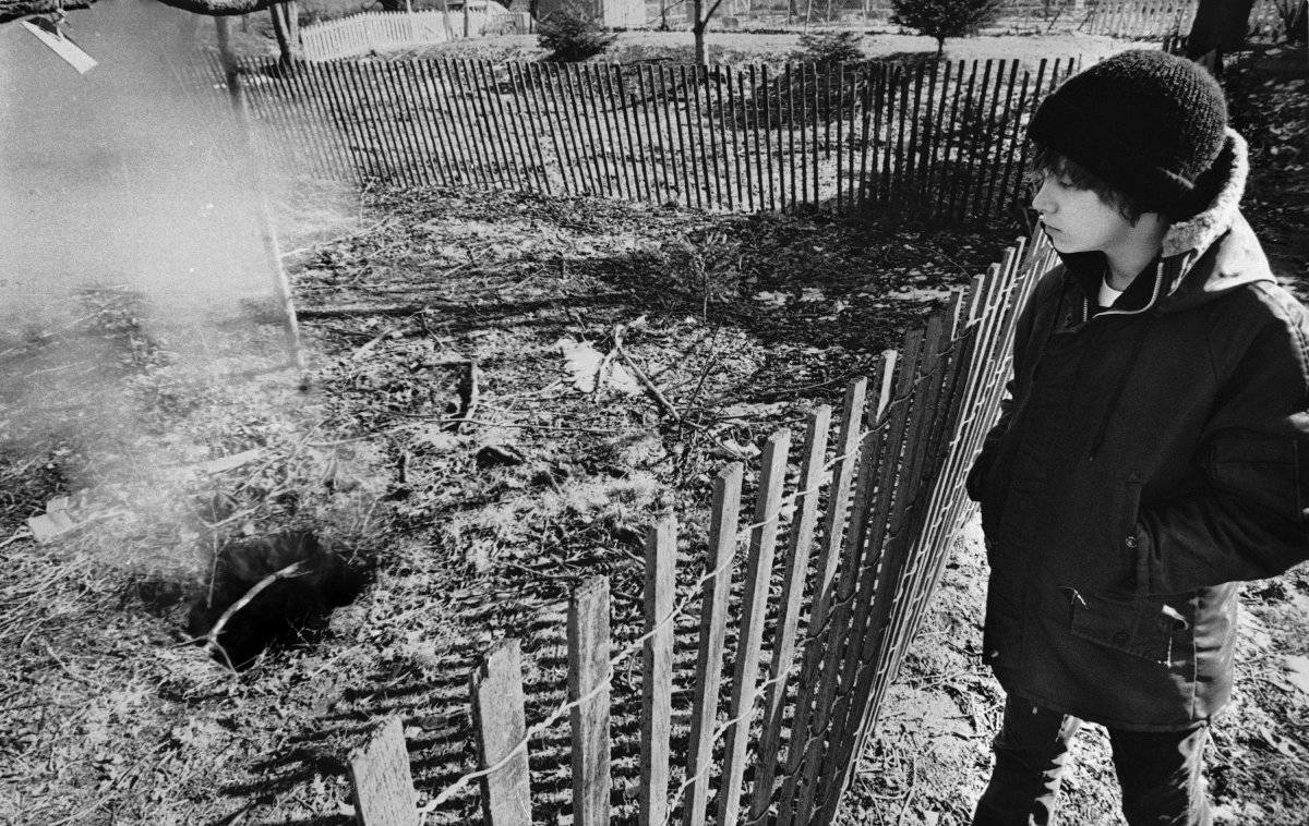 Todd Domboski, de 12 años, observa el agujero en el que se cayó pocas horas antes (1981)