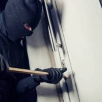 Roban caja registradora de un restaurante en Condado
