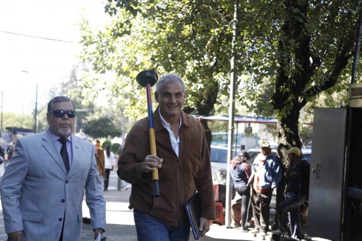 Fabricio Correa acudió a Fiscalía con un destapacaño