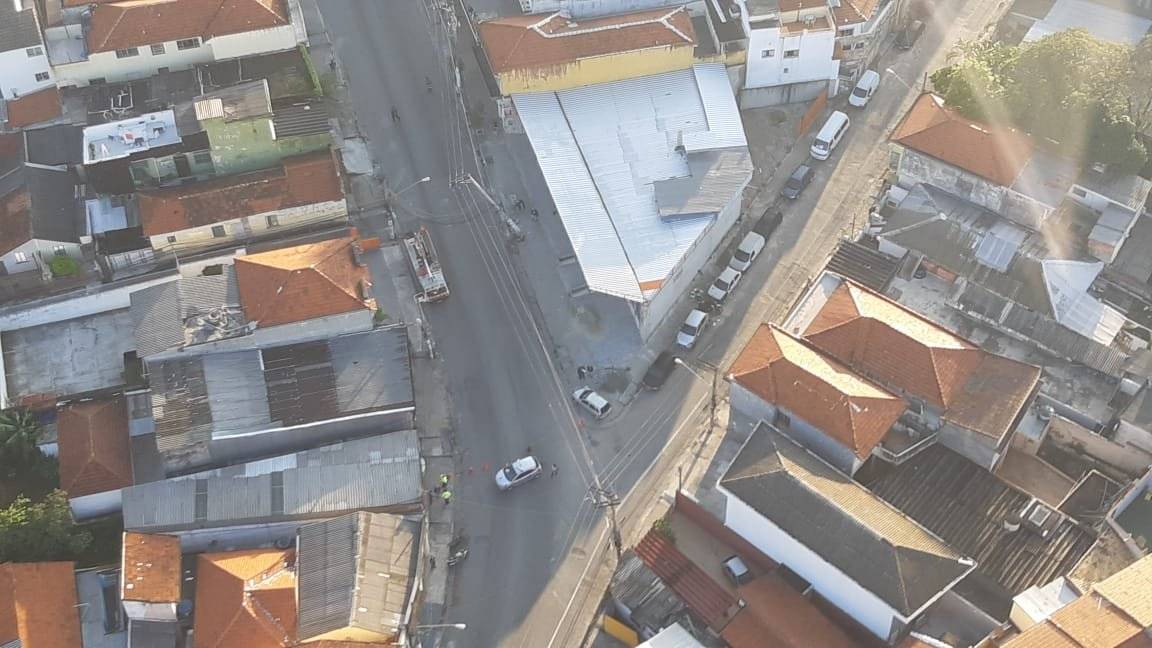 acidente poste avenida Ataliba Leonel