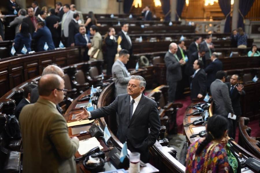 Los diputados presentan excusas hasta un mes después de haberse ausentado.