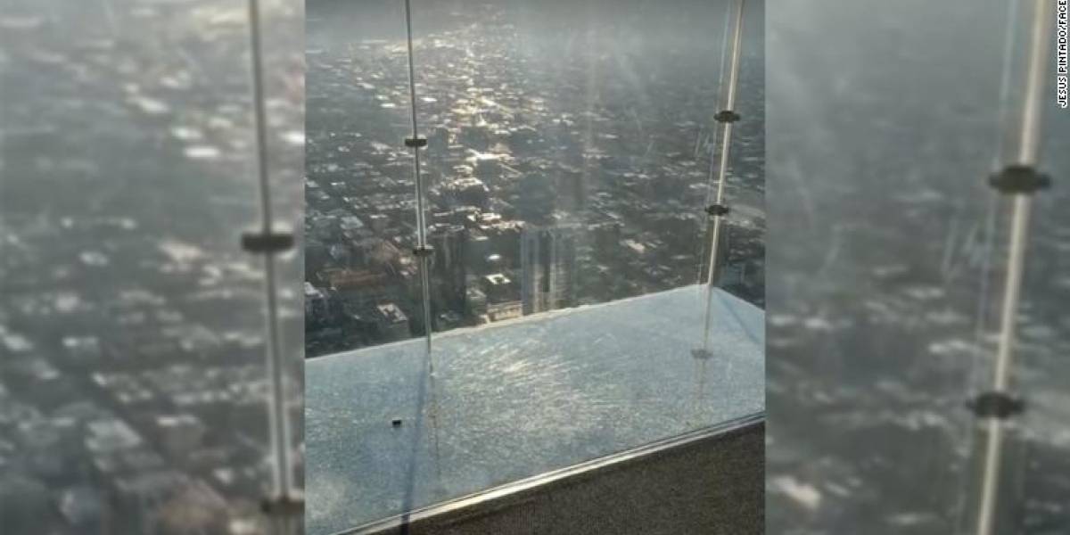 Entran en pánico visitantes del Sky Deck de la Torre Willis de Chicago
