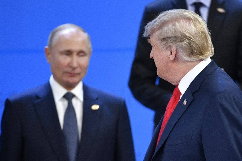 Donald Trump observa a Vladimir Putin