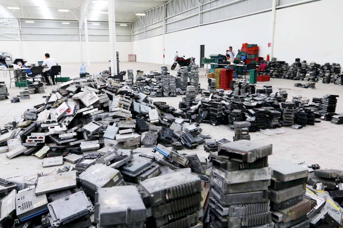 Comienzan a regresar computadoras de auto robadas en Guadalajara