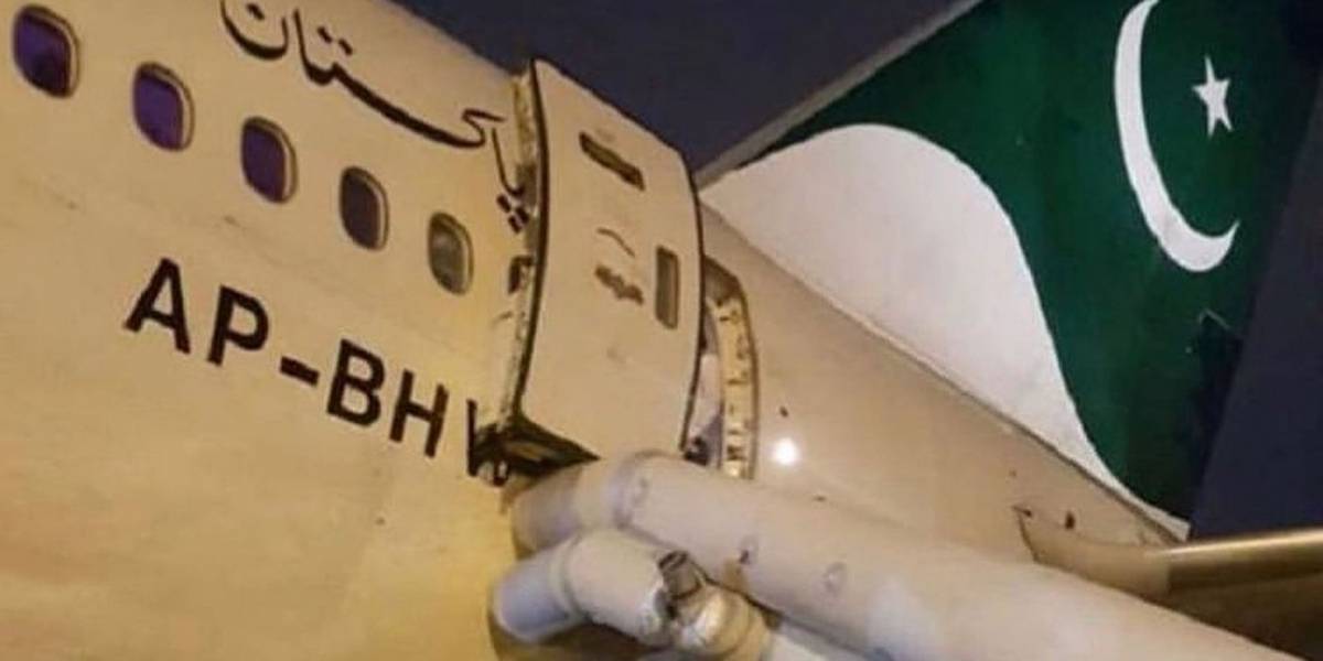 El pasajero de un avión abrió la salida de emergencia al pensar que era la puerta del baño