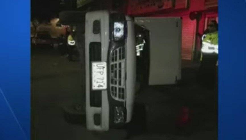Hombre se robó una camioneta y terminó volcado al intentar huir de la Policía en Bogotá