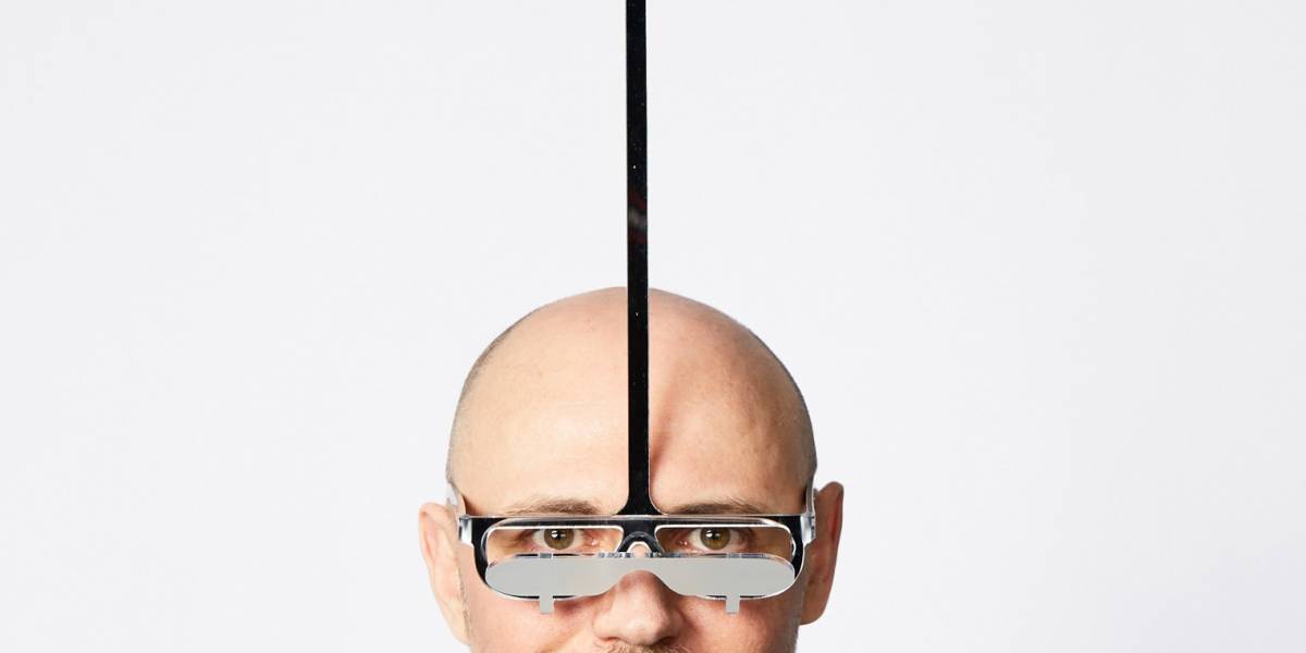 Hombre diseña unas gafas especiales para que la gente de baja estatura pueda ver por encima de los más altos