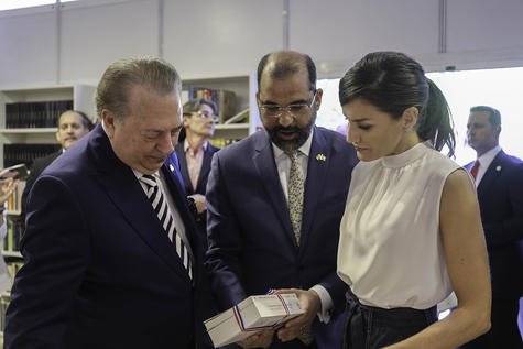 Eduardo Selman Olivo Huertas y la Reina Letizia