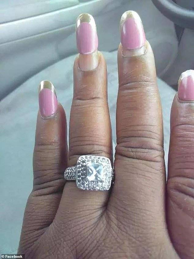 Novia exhibe su anillo de compromiso, pero se hace viral por su impresentable manicure