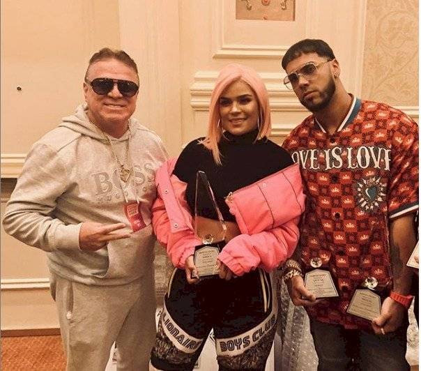 Karol G con su padre y Anuel AA