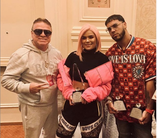 Karol G con su padre y Anuel AA