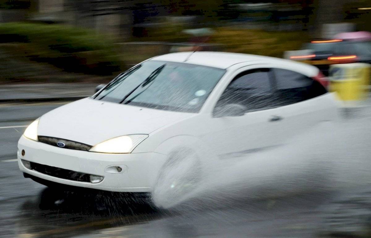 Auto en lluvia
