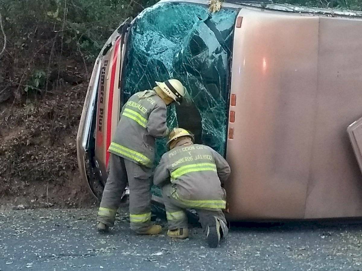 Vuelco de autobús en carretera costera envía a 14 personas al hospital