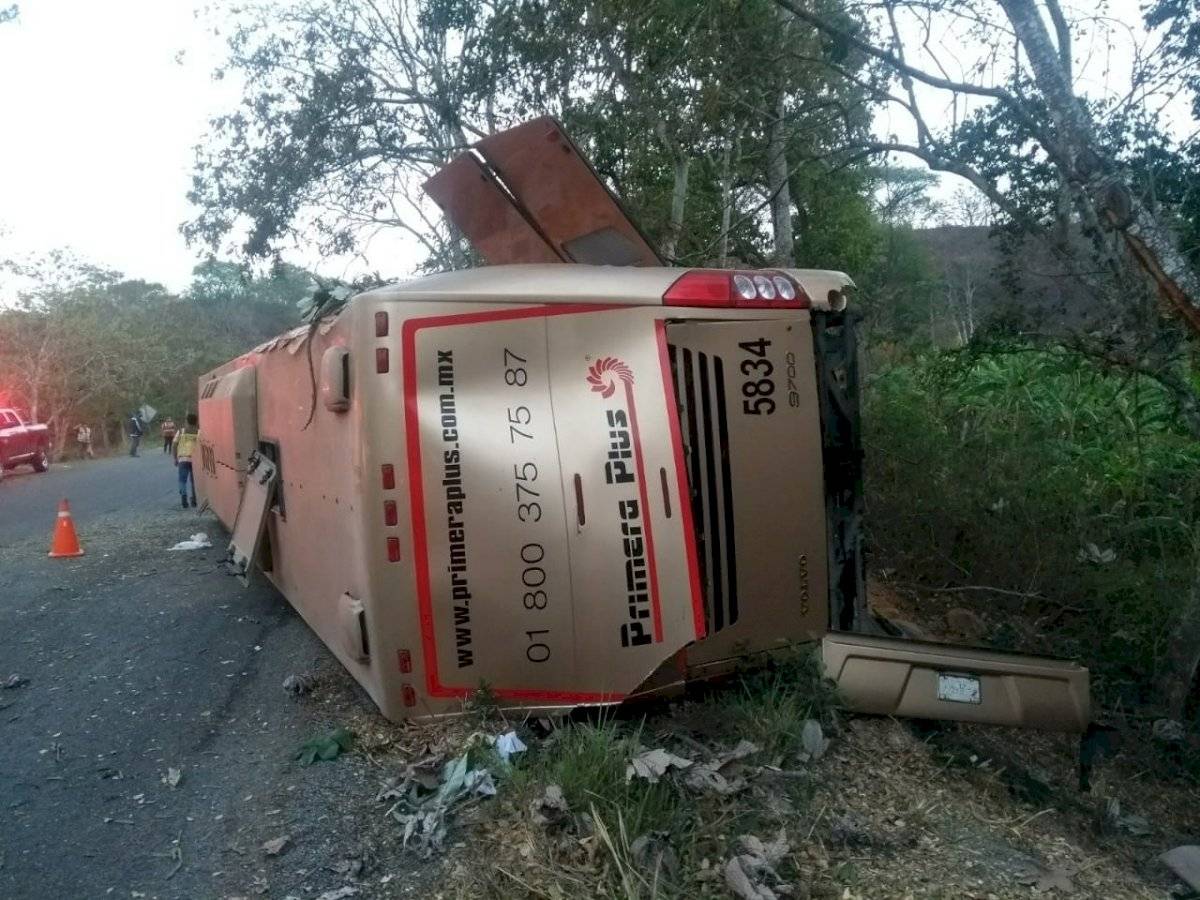 Vuelco de autobús en carretera costera envía a 14 personas al hospital