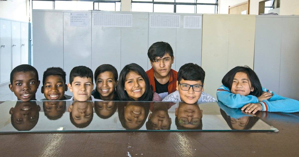 Alunos estrangeiros reunidos no pátio da escola estadual Padre Anchieta, no Brás