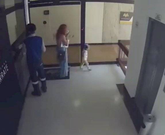 ¡Impactante video! Mujer salvó a su bebé de caer al vacío en edificio de Colombia