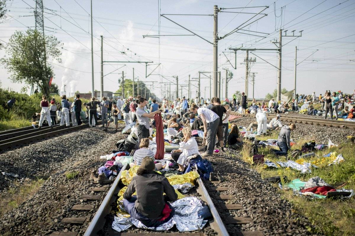 Numerosos activistas ambientales bloquean las vías del transporte de carbón ferroviario en Rommerskirchen, Alemania, el sábado 22 de junio de 2019.
