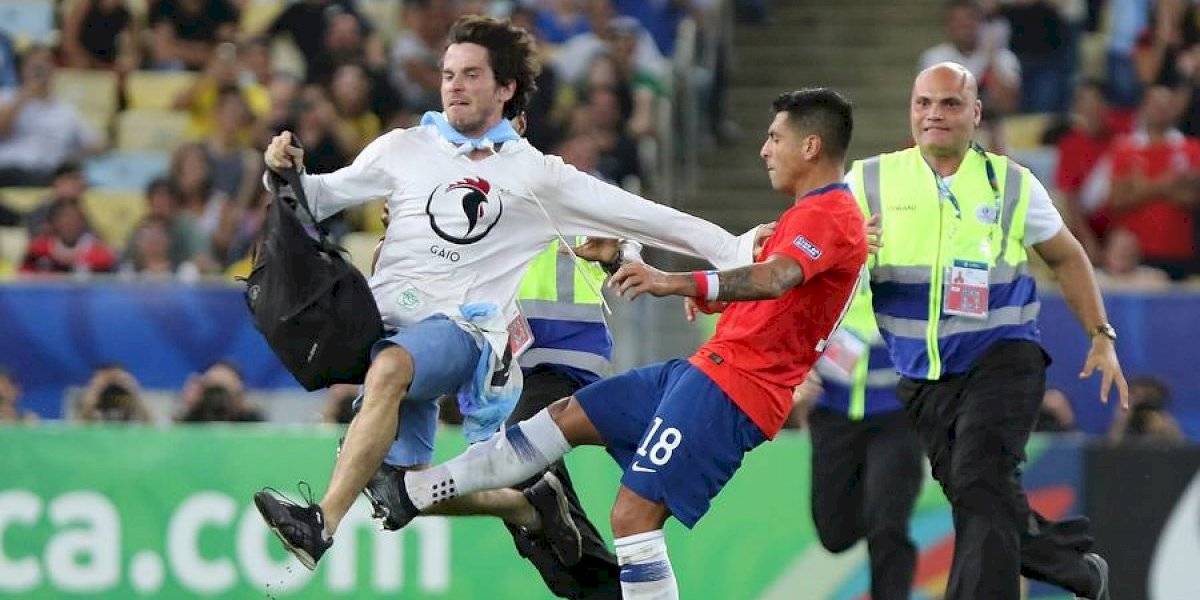 IncreÃble: Gonzalo Jara agredió a un espontáneo en el Maracaná y desató los reclamos de Luis Suárez