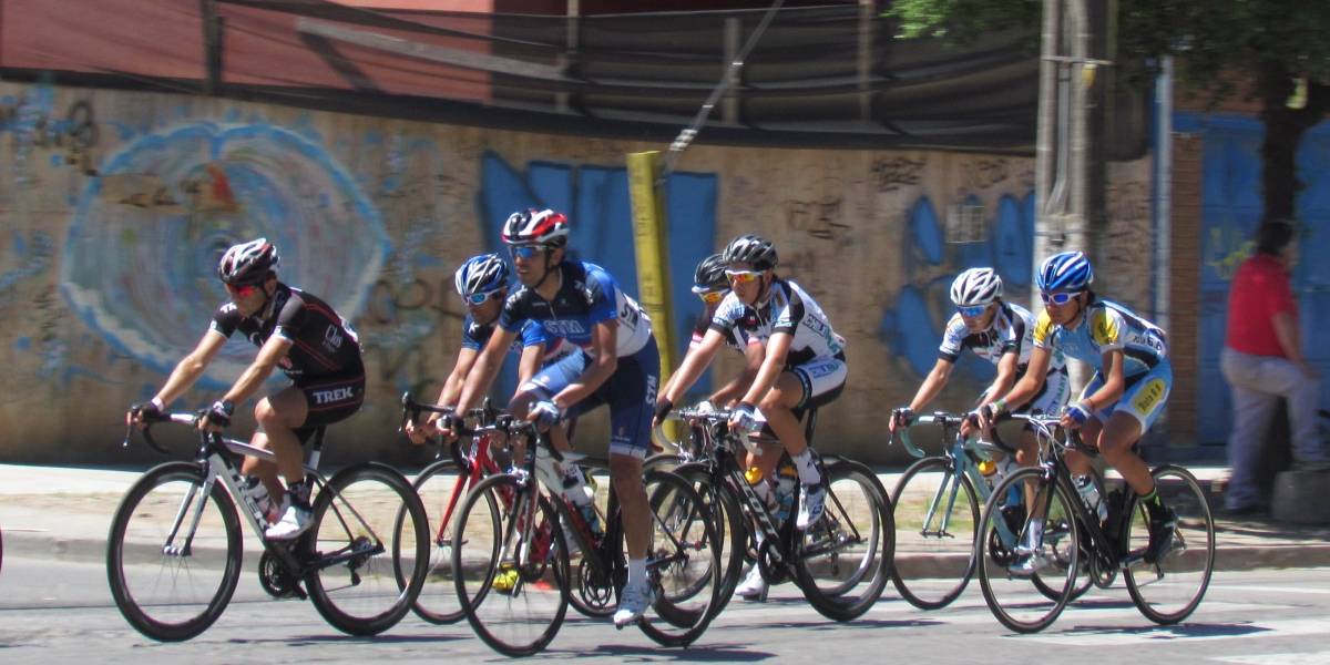 Chile lidera ranking como país con más crecimiento en viajes en bicicleta y Arica reina en ciclismo nocturno