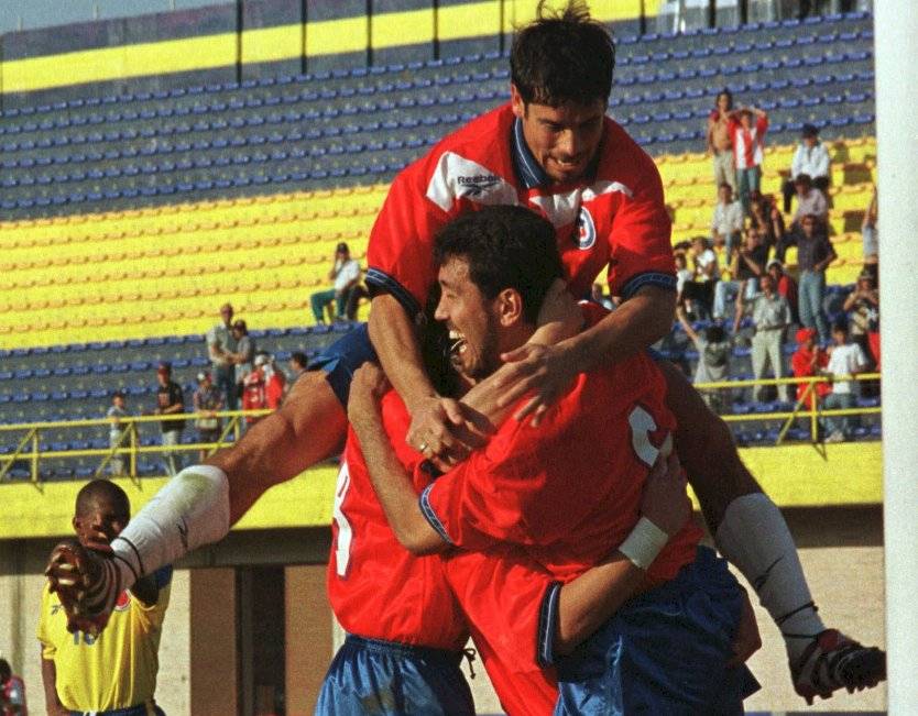 Los abrazos para Pedro Reyes. El defensa anotó dos goles en el triunfo 3-2 de la Roja en la Copa América 1999 / Foto: AP
