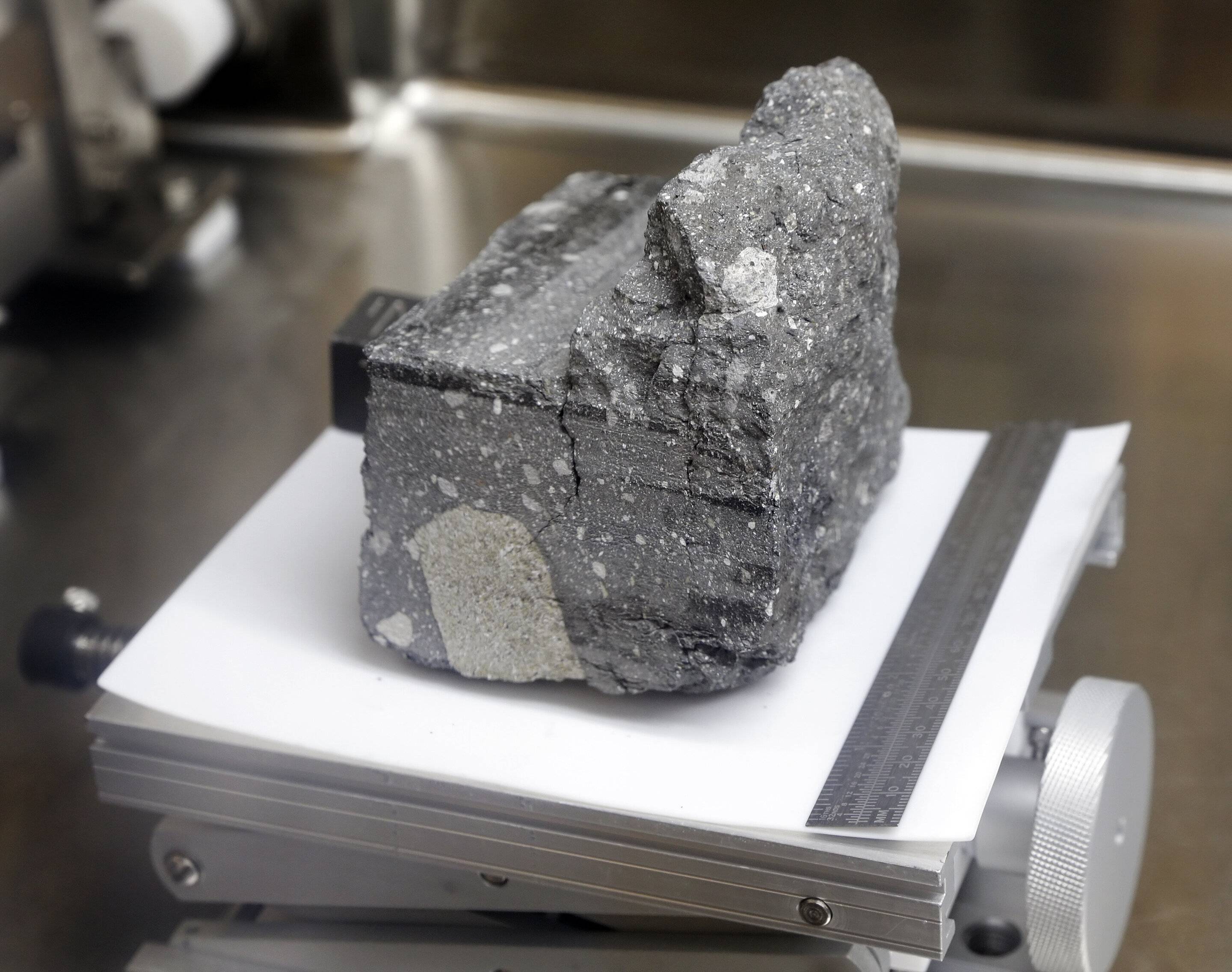 La NASA realizan exposición de rocas recolectadas durante la misión Apollo La NASA realizan exposición de rocas recolectadas durante la misión Apollo