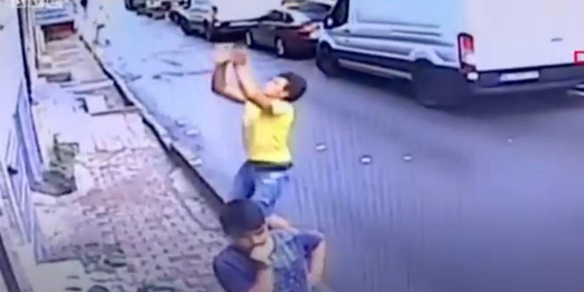 Jovem salva criança que caiu de prédio; veja o vÃdeo impressionante