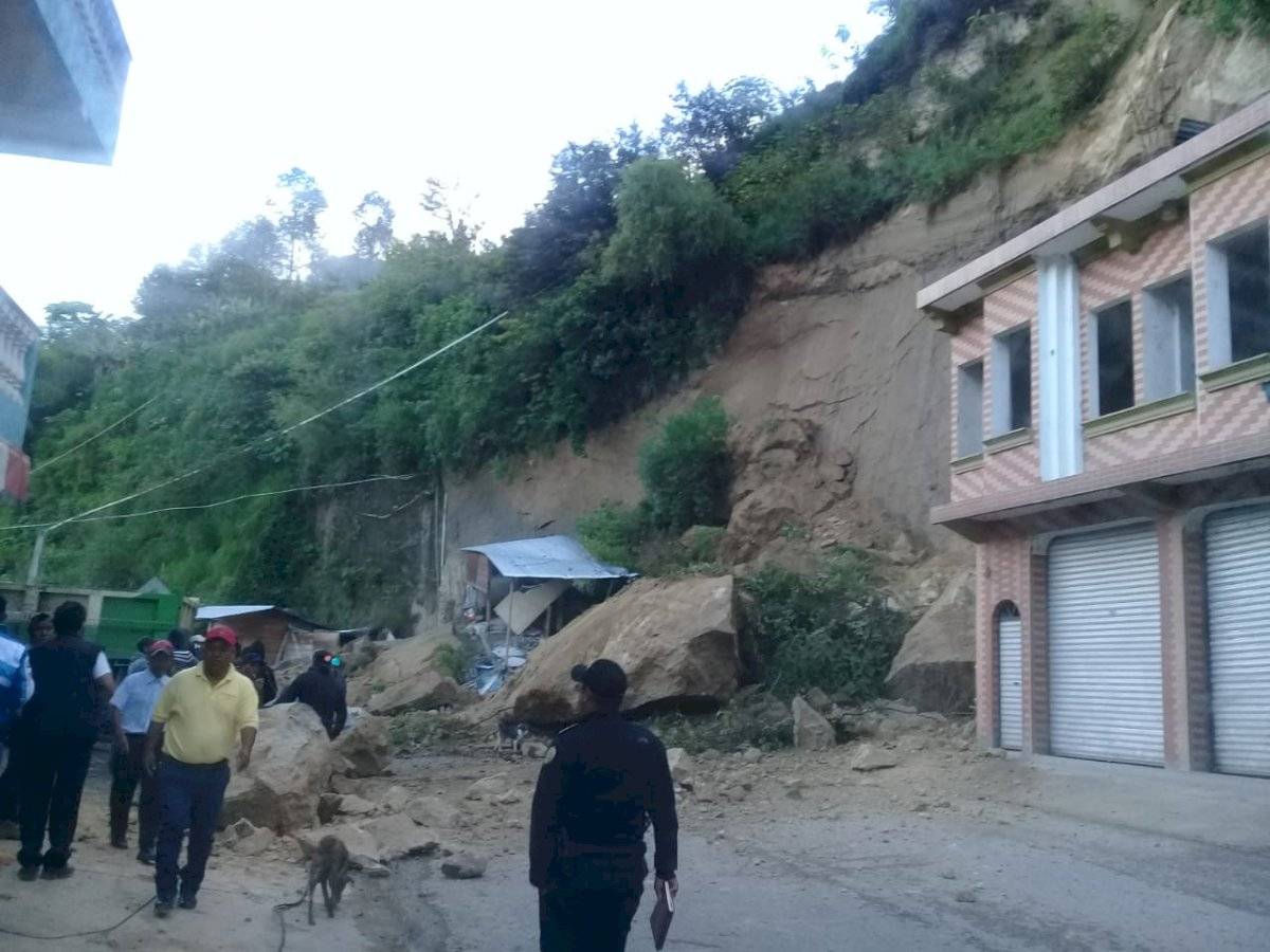 Derrumbe en Huehuetenango deja vivienda soterrada